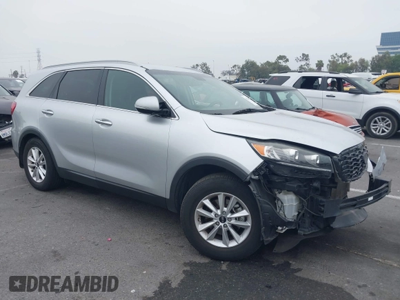 2019 Kia Sorento LX z VIN 5XYPG4A36KG438741, wystawiony jako IAAI lot #42384999 z przebiegiem 94 640 mil mil oraz . Historia ofert i sprzedaży dostępna na DreamBid. Obrazek 1.