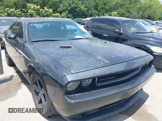 2013 Dodge Challenger SXT z VIN 2C3CDYAG7DH628008, wystawiony jako IAAI lot #42326967 z przebiegiem 160 418 mil mil oraz . Historia ofert i sprzedaży dostępna na DreamBid. Obrazek 1.