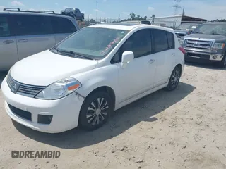 2007 Nissan Versa SL z VIN 3N1BC13E17L422145, wystawiony jako IAAI lot #42048022 z przebiegiem 225 047 mil mil oraz . Historia ofert i sprzedaży dostępna na DreamBid. Obrazek 2.