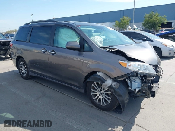 2018 Toyota Sienna XLE Auto Access Seat with VIN 5TDYZ3DC7JS934752, listed as a IAAI auction lot 41982268 with 60,225 mi miles. Bid and sale history available at carsss.com. Image 1.