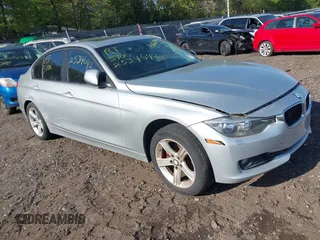 2013 BMW 3 Series 328i xDrive z VIN WBA3B5G56DNS02207, wystawiony jako IAAI lot #42213935 z przebiegiem Nie podano mil oraz . Historia ofert i sprzedaży dostępna na DreamBid. Obrazek 1.