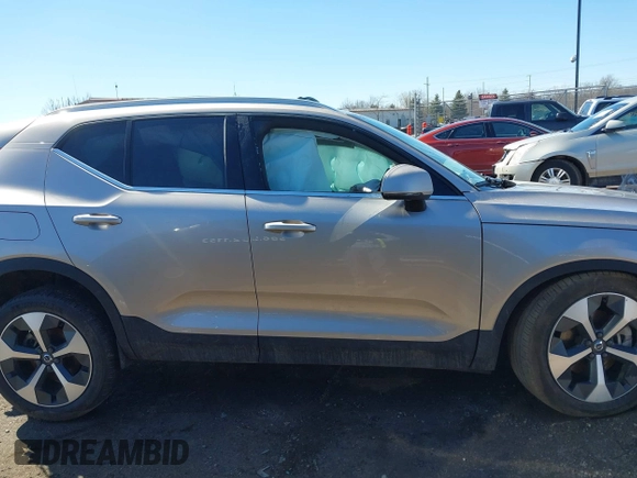 2024 Volvo XC40 Plus Bright Theme z VIN YV4L12UE3R2290695, wystawiony jako IAAI lot #41812076 z przebiegiem 42 047 mil mil oraz . Historia ofert i sprzedaży dostępna na DreamBid. Obrazek 13.