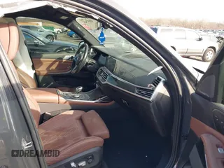2022 BMW X7 M50i z VIN 5UXCX6C01N9L99140, wystawiony jako IAAI lot #41697545 z przebiegiem 60 972 mil mil oraz . Historia ofert i sprzedaży dostępna na DreamBid. Obrazek 5.