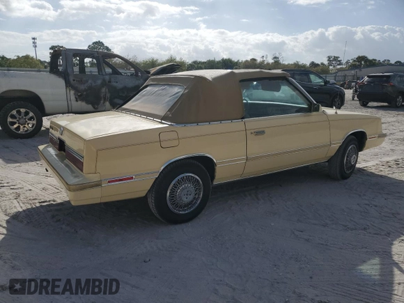 1982 Chrysler LeBaron z VIN 1C3BC45B6CG185348, wystawiony jako Copart lot #47381185 z przebiegiem 69 381 mil mil oraz Tytuł czysty. Historia ofert i sprzedaży dostępna na DreamBid. Obrazek 3.