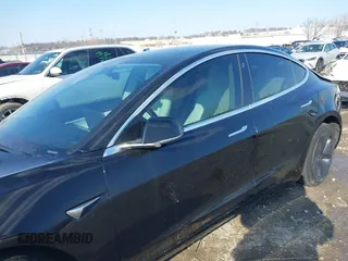 2020 Tesla Model 3 Standard Range Plus z VIN 5YJ3E1EA6LF662080, wystawiony jako IAAI lot #41410445 z przebiegiem Nie podano mil oraz . Historia ofert i sprzedaży dostępna na DreamBid. Obrazek 16.