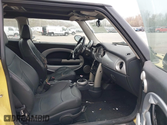 2002 MINI Hardtop with VIN WMWRC33452TC34781, listed as a IAAI auction lot 42100266 with 186,263 mi miles and . Bid and sale history available at DreamBid. Image 5.