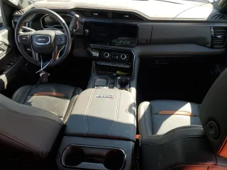 2024 GMC Sierra 3500HD AT4 z VIN 1GT49VEY3RF129184, wystawiony jako Copart lot #44953764 z przebiegiem 56 519 mil mil oraz Szkody całkowita. Historia ofert i sprzedaży dostępna na DreamBid. Obrazek 8.