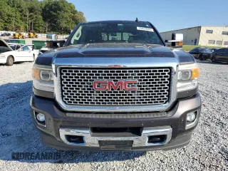 2015 GMC Sierra 3500HD Denali z VIN 1GT424E86FF533171, wystawiony jako Copart lot #74837874 z przebiegiem 128 234 mil mil oraz Szkoda całkowita • Salvage title. Historia ofert i sprzedaży dostępna na DreamBid. Obrazek 5.