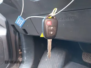 2022 Toyota Tacoma SR z VIN 3TYAX5GN5NT046897, wystawiony jako IAAI lot #42253604 z przebiegiem 69 246 mil mil oraz . Historia ofert i sprzedaży dostępna na DreamBid. Obrazek 11.
