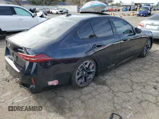 2024 BMW i5 eDrive40 z VIN WBY33FK03RCR93119, wystawiony jako Copart lot #43586895 z przebiegiem 2 266 mil mil oraz Szkoda całkowita • Salvage title. Historia ofert i sprzedaży dostępna na DreamBid. Obrazek 3.