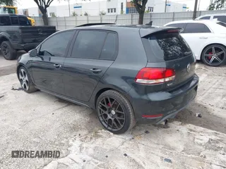 2010 Volkswagen GTI z VIN WVWGV7AJ9AW173921, wystawiony jako IAAI lot #42444636 z przebiegiem 128 103 mil mil oraz . Historia ofert i sprzedaży dostępna na DreamBid. Obrazek 3.