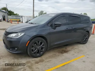 2019 Chrysler Pacifica Touring Plus z VIN 2C4RC1FG9KR654271, wystawiony jako Copart lot #55682285 z przebiegiem 84 352 mil mil oraz Szkoda całkowita • Salvage title. Historia ofert i sprzedaży dostępna na DreamBid. Obrazek 1.