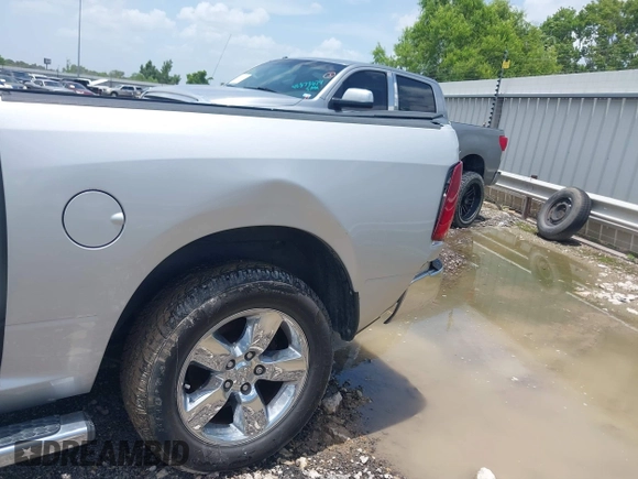 2015 Ram 1500 Outdoorsman z VIN 1C6RR6LT1FS729280, wystawiony jako IAAI lot #42445245 z przebiegiem 175 649 mil mil oraz . Historia ofert i sprzedaży dostępna na DreamBid. Obrazek 19.