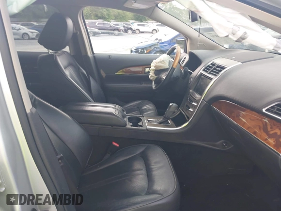 2013 Lincoln MKX z VIN 2LMDJ6JK8DBL24223, wystawiony jako IAAI lot #42274870 z przebiegiem 241 250 mil mil oraz . Historia ofert i sprzedaży dostępna na DreamBid. Obrazek 5.