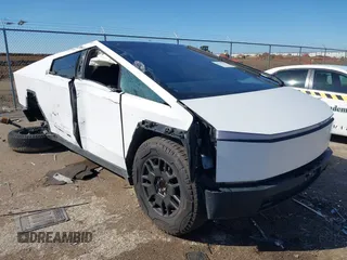 2024 Tesla Cybertruck Cyberbeast z VIN 7G2CEHEE3RA040518, wystawiony jako IAAI lot #41753599 z przebiegiem Nie podano mil oraz . Historia ofert i sprzedaży dostępna na DreamBid. Obrazek 1.