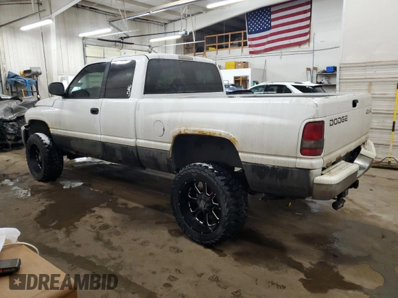 2000 Dodge 1500 z VIN 3B7HF12Z7YG161262, wystawiony jako Copart lot #43696945 z przebiegiem 143 767 mil mil oraz Szkoda całkowita • Salvage title. Historia ofert i sprzedaży dostępna na DreamBid. Obrazek 2.