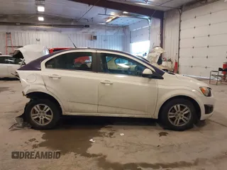 2012 Chevrolet Sonic LT z VIN 1G1JC5SH3C4105827, wystawiony jako IAAI lot #41580695 z przebiegiem 193 398 mil mil oraz . Historia ofert i sprzedaży dostępna na DreamBid. Obrazek 13.