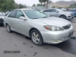 2003 Toyota Camry LE z VIN 4T1BF32K83U055943, wystawiony jako IAAI lot #42360997 z przebiegiem 173 087 mil mil oraz . Historia ofert i sprzedaży dostępna na DreamBid. Obrazek 1.