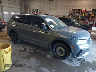 2022 Volkswagen Tiguan SE R-Line Black z VIN 3VV8B7AX0NM153386, wystawiony jako IAAI lot #41289263 z przebiegiem 51 240 mil mil oraz . Historia ofert i sprzedaży dostępna na DreamBid. Obrazek 1.