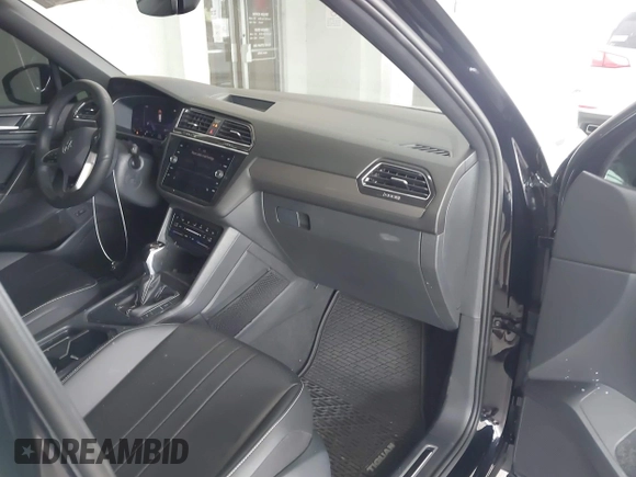 2024 Volkswagen Tiguan SE R-Line Black z VIN 3VVCB7AX4RM106944, wystawiony jako IAAI lot #42121362 z przebiegiem 11 777 mil mil oraz . Historia ofert i sprzedaży dostępna na DreamBid. Obrazek 5.
