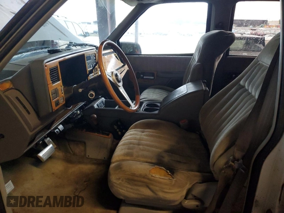 1992 Chevrolet Suburban z VIN 1GNGK26K8NJ330202, wystawiony jako Copart lot #85204074 z przebiegiem 266 388 mil mil oraz Czysty tytuł • Clean title. Historia ofert i sprzedaży dostępna na DreamBid. Obrazek 7.