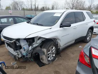2020 Chevrolet Traverse LS z VIN 1GNERFKW7LJ258845, wystawiony jako IAAI lot #42013350 z przebiegiem 106 649 mil mil oraz . Historia ofert i sprzedaży dostępna na DreamBid. Obrazek 2.