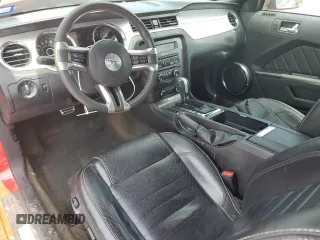 2014 Ford Mustang V6 z VIN 1ZVBP8EMXE5215570, wystawiony jako Copart lot #56971865 z przebiegiem 134 293 mil mil oraz Czysty tytuł • Clean title. Historia ofert i sprzedaży dostępna na DreamBid. Obrazek 8.