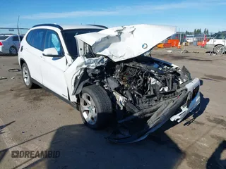 2015 BMW X1 sDrive28i z VIN WBAVM1C50FVZ94553, wystawiony jako IAAI lot #41321995 z przebiegiem Nie podano mil oraz . Historia ofert i sprzedaży dostępna na DreamBid. Obrazek 1.