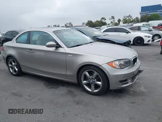 2009 BMW 1 Series 128i с VIN WBAUP93599VF48622, выставлен на аукционе IAAI как лот 42360145 с пробегом 64 913 миль миль и . История ставок и продаж доступна на DreamBid. Изображение 1.