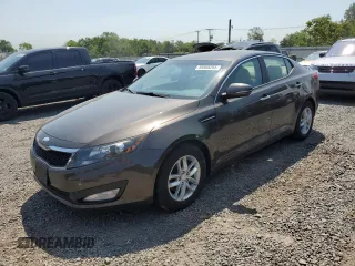 2013 Kia Optima LX z VIN 5XXGM4A73DG220517, wystawiony jako Copart lot #59508265 z przebiegiem 125 628 mil mil oraz Czysty tytuł • Clean title. Historia ofert i sprzedaży dostępna na DreamBid. Obrazek 1.