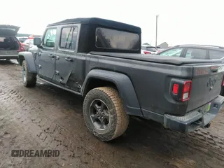 2021 Jeep Gladiator Sport S z VIN 1C6HJTAG3ML597041, wystawiony jako IAAI lot #41714640 z przebiegiem 46 402 mil mil oraz . Historia ofert i sprzedaży dostępna na DreamBid. Obrazek 3.