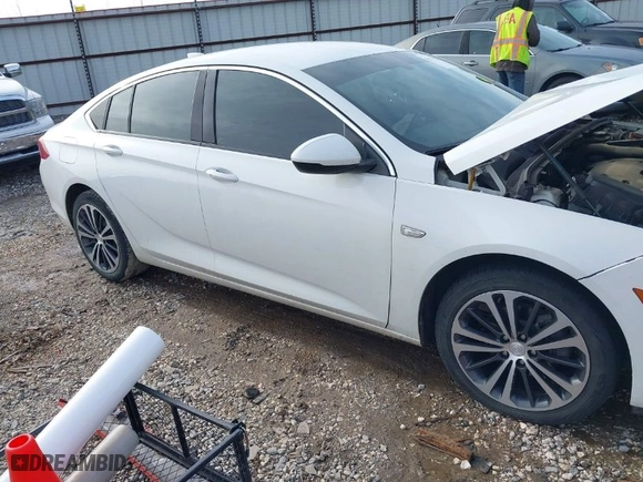 2018 Buick Regal Sportback Essence with VIN W04GP6SX8J1091113, listed as a IAAI auction lot 41576826 with NaN miles. Bid and sale history available at carsss.com. Image 13.