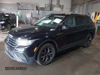2022 Volkswagen Tiguan SE z VIN 3VV2B7AX6NM073743, wystawiony jako IAAI lot #39948815 z przebiegiem 56 368 mil mil oraz . Historia ofert i sprzedaży dostępna na DreamBid. Obrazek 17.