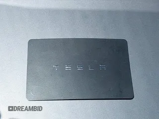 2021 Tesla Model Y Standard Range z VIN 5YJYGDED4MF121963, wystawiony jako IAAI lot #41490477 z przebiegiem 41 941 mil mil oraz . Historia ofert i sprzedaży dostępna na DreamBid. Obrazek 11.