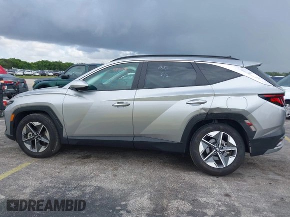 2025 Hyundai Tucson SEL z VIN 5NMJB3DE5SH465219, wystawiony jako IAAI lot #42490892 z przebiegiem 11 135 mil mil oraz . Historia ofert i sprzedaży dostępna na DreamBid. Obrazek 14.