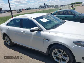 2015 Ford Taurus SEL z VIN 1FAHP2E82FG105766, wystawiony jako IAAI lot #42327700 z przebiegiem 187 185 mil mil oraz . Historia ofert i sprzedaży dostępna na DreamBid. Obrazek 14.