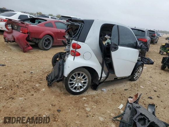 2012 Smart fortwo Pure z VIN WMEEJ3BA9CK565559, wystawiony jako Copart lot #83961444 z przebiegiem Nie podano mil oraz Nie do naprawy. Historia ofert i sprzedaży dostępna na DreamBid. Obrazek 3.