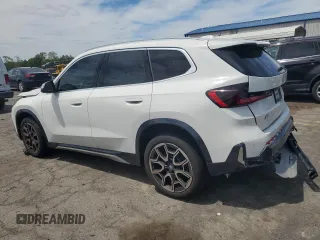 2023 BMW X1 xDrive28i z VIN WBX73EF02P5Y15293, wystawiony jako Copart lot #57629965 z przebiegiem 7 381 mil mil oraz Szkoda całkowita • Salvage title. Historia ofert i sprzedaży dostępna na DreamBid. Obrazek 2.