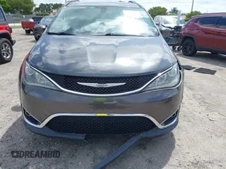 2017 Chrysler Pacifica Touring L z VIN 2C4RC1BG9HR613024, wystawiony jako IAAI lot #42112148 z przebiegiem 125 898 mil mil oraz . Historia ofert i sprzedaży dostępna na DreamBid. Obrazek 12.