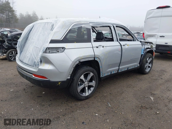 2024 Jeep Grand Cherokee with VIN 1C4RJYB68RC110262, listed as a IAAI auction lot 41893403 with 2,312 mi miles and . Bid and sale history available at DreamBid. Image 4.