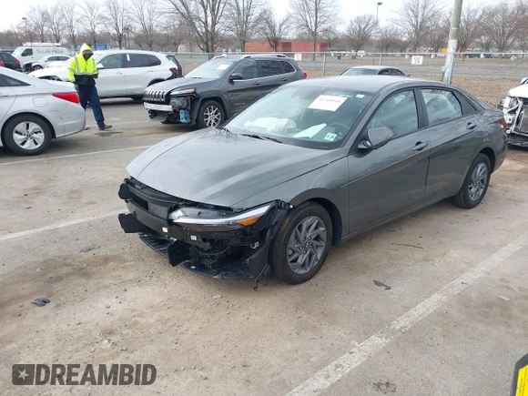 2024 Hyundai Elantra SEL z VIN KMHLM4DG9RU784034, wystawiony jako IAAI lot #41768840 z przebiegiem 8 606 mil mil oraz . Historia ofert i sprzedaży dostępna na DreamBid. Obrazek 19.