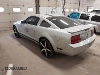 2007 Ford Mustang Deluxe with VIN 1ZVFT80N275299092, listed as a IAAI auction lot 41843625 with 176,599 mi miles. Bid and sale history available at carsss.com. Image 3.
