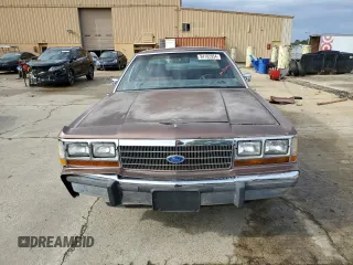 1989 Ford Crown Victoria z VIN 2FABP74F3KX157785, wystawiony jako Copart lot #84102954 z przebiegiem 68 996 mil mil oraz Czysty tytuł • Clean title. Historia ofert i sprzedaży dostępna na DreamBid. Obrazek 5.