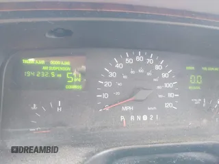 1998 Lincoln Town Car Signature z VIN 1LNFM82W8WY688852, wystawiony jako IAAI lot #42365729 z przebiegiem 194 232 mil mil oraz . Historia ofert i sprzedaży dostępna na DreamBid. Obrazek 7.