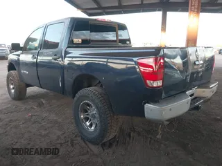 2006 Nissan Titan SE z VIN 1N6AA07AX6N509540, wystawiony jako IAAI lot #42054973 z przebiegiem 166 413 mil mil oraz . Historia ofert i sprzedaży dostępna na DreamBid. Obrazek 3.