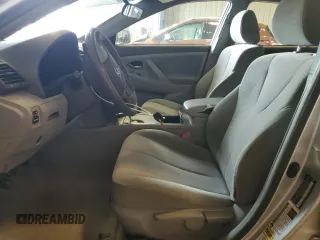 2010 Toyota Camry z VIN 4T1BF3EK9AU009577, wystawiony jako Copart lot #57699745 z przebiegiem 201 492 mil mil oraz Czysty tytuł • Clean title. Historia ofert i sprzedaży dostępna na DreamBid. Obrazek 7.