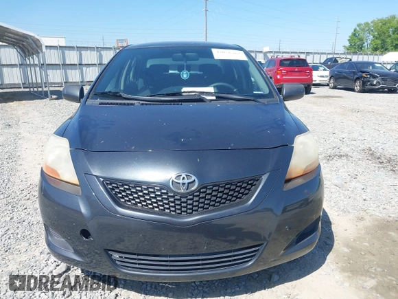 2009 Toyota Yaris z VIN JTDBT903X94057262, wystawiony jako IAAI lot #42056762 z przebiegiem 217 757 mil mil oraz . Historia ofert i sprzedaży dostępna na DreamBid. Obrazek 12.