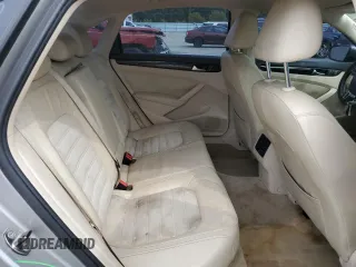 2014 Volkswagen Passat SEL Premium z VIN 1VWCN7A35EC073576, wystawiony jako Copart lot #52810825 z przebiegiem 113 067 mil mil oraz Szkoda całkowita • Salvage title. Historia ofert i sprzedaży dostępna na DreamBid. Obrazek 10.
