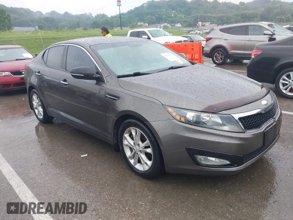 2013 Kia Optima EX z VIN 5XXGN4A79DG181719, wystawiony jako IAAI lot #42372478 z przebiegiem 166 410 mil mil oraz . Historia ofert i sprzedaży dostępna na DreamBid. Obrazek 1.