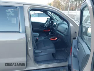 2022 Nissan Frontier SV z VIN 1N6ED1EJ3NN648912, wystawiony jako IAAI lot #40888927 z przebiegiem 59 633 mil mil oraz . Historia ofert i sprzedaży dostępna na DreamBid. Obrazek 5.